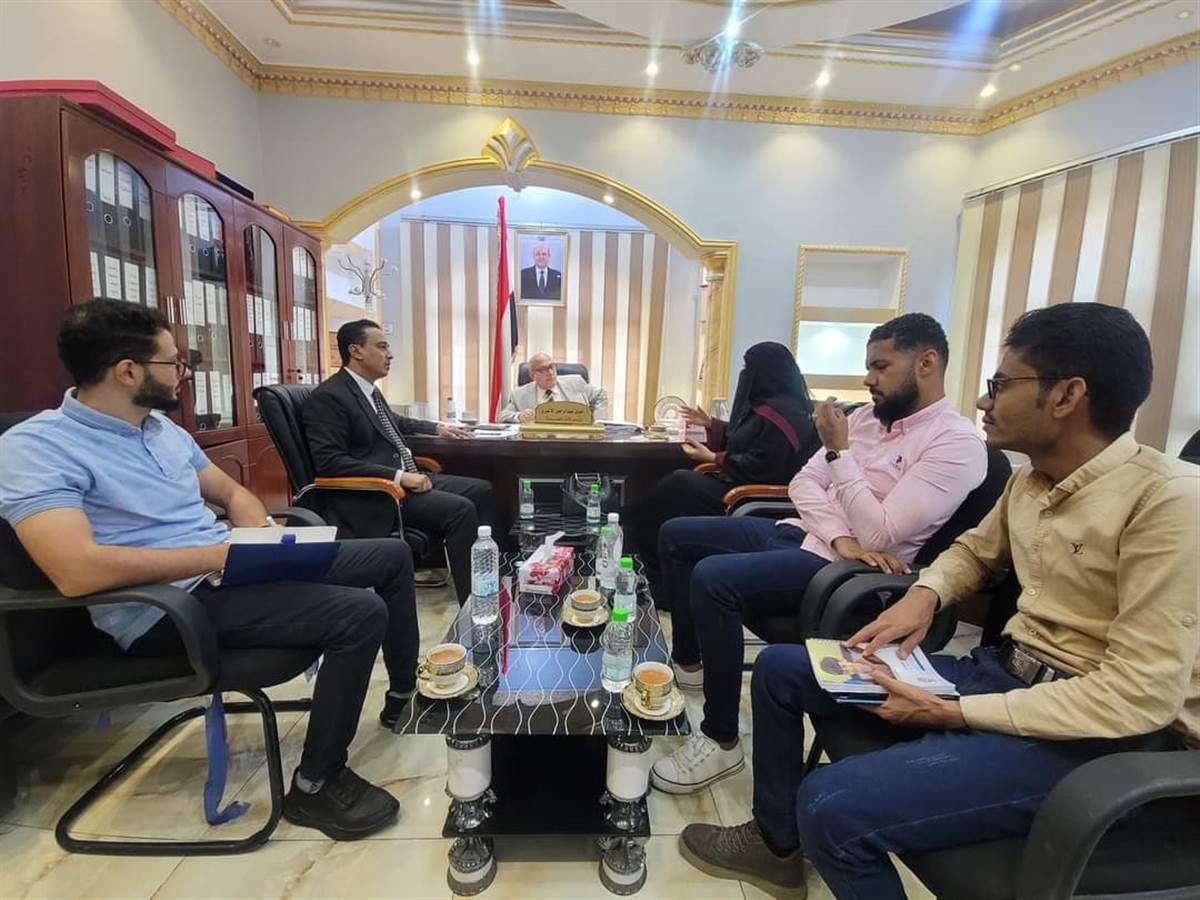 The Minister of Local Administration meets a delegation from the Generations Without Qat organization in Aden.