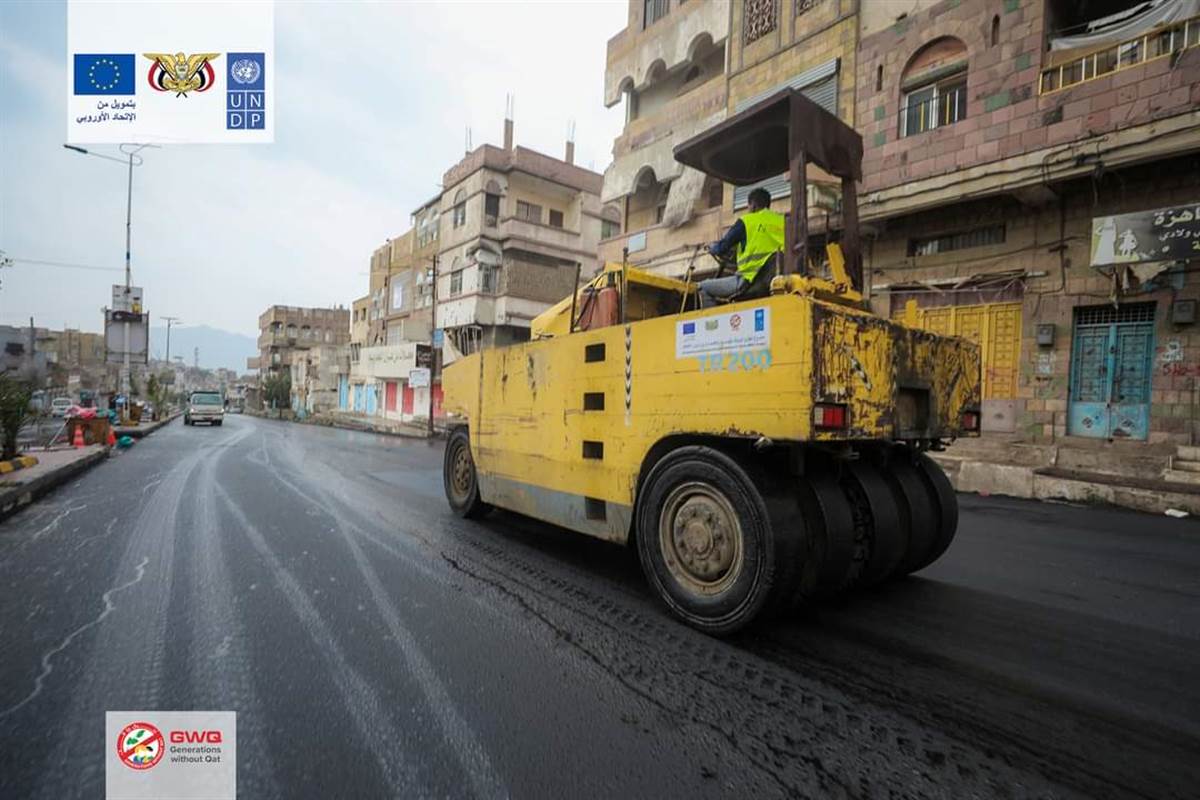 The local authority in the Sala district of Taiz implements a project to maintain and rehabilitate several asphalt streets.